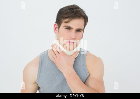 Ritratto di un giovane uomo che indossa il collare cervicale Foto Stock