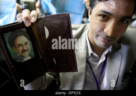 Mar 12, 2009 - Teheran, Iran - Un uomo iraniano mostra una foto di presidenziale candidati riformisti e Iran dell ex presidente, Seyyed Mohammad Khatami, durante il primo congresso di Khatami giovane sostenitrice della campagna nazionale di Teheran. (Credito Immagine: © Roshan Norouzi/ZUMA Press) Foto Stock