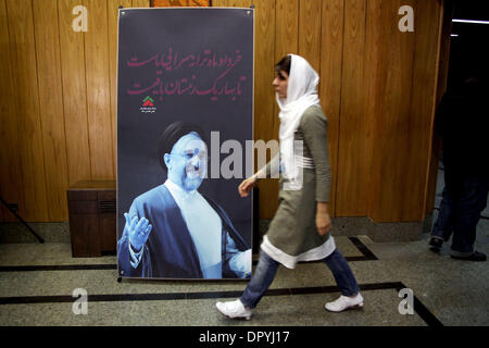 Mar 12, 2009 - Teheran, Iran - una donna iraniana passa davanti ad un'immagine delle presidenziali candidati riformisti e Iran dell ex presidente, Seyyed Mohammad Khatami durante il primo congresso di Khatami giovane sostenitrice della campagna nazionale di Teheran. (Credito Immagine: © Roshan Norouzi/ZUMA Press) Foto Stock