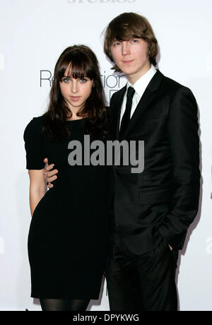 Dic 15, 2008 - Westwood, California, Stati Uniti d'America - attrice Zoe Kazan e attore Paul Dano arrivando a "Rivoluzionaria Road" Los Angeles Premiere detenute a Mann Vilage Teatro. (Credito Immagine: © Lisa O'Connor/ZUMA Press) Foto Stock