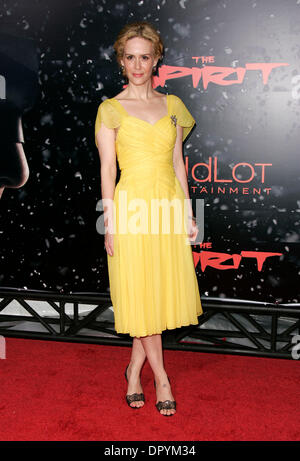 Dic 17, 2008 - Hollywood, California, Stati Uniti d'America - attrice Sarah PAULSON arrivando a 'Lo Spirito' Los Angeles Premiere detenute al Mann Chinese Theater. (Credito Immagine: © Lisa O'Connor/ZUMA Press) Foto Stock