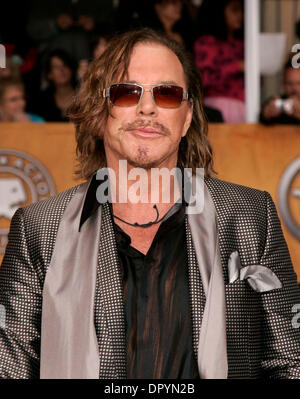 Il 25 gennaio, 2009 - Los Angeles, California, Stati Uniti d'America - Mickey Rourke arriva alla quindicesima Screen Actors Guild Awards presso lo Shrine Auditorium di Los Angeles. (Credito Immagine: © Lisa O'Connor/ZUMA Press) Foto Stock