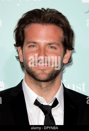 Febbraio 2, 2009 - Hollywood, California, Stati Uniti d'America - Attore BRADLEY COOPER arriva alla "egli semplicemente non è che in voi' Premiere Mondiale tenutosi a Grauman's Chinese Theater. (Credito Immagine: © Lisa O'Connor/ZUMA Press) Foto Stock