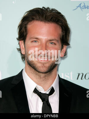 Febbraio 2, 2009 - Hollywood, California, Stati Uniti d'America - Attore BRADLEY COOPER arriva alla "egli semplicemente non è che in voi' Premiere Mondiale tenutosi a Grauman's Chinese Theater. (Credito Immagine: © Lisa O'Connor/ZUMA Press) Foto Stock