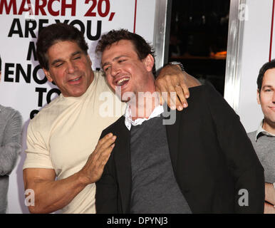 Mar 17, 2009 - Westwood, California, Stati Uniti d'America - Lou Ferrigno & Jason Segel arrivando a "ti amo, uomo' Los Angeles Premiere detenute al Mann Village Theatre. (Credito Immagine: © Lisa O'Connor/ZUMA Press) Foto Stock