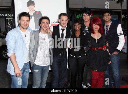 Apr 14, 2009 - Hollywood, California, Stati Uniti d'America - American Idol è KRIS ALLEN, ANOOP DESAI, ALLISON IRAHETA, MATT GIRAUD, DANNY GOKEY, ADAM LAMBERT & LIL ROUNDS di arrivare al '17 di nuovo' Los Angeles Premiere Premiere detenute al Mann CHinese Theater. (Credito Immagine: Â© Lisa O'Connor/ZUMA Press) Foto Stock