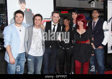 Apr 14, 2009 - Hollywood, California, Stati Uniti d'America - American Idol è KRIS ALLEN, ANOOP DESAI, ALLISON IRAHETA, MATT GIRAUD, DANNY GOKEY, ADAM LAMBERT & LIL ROUNDS di arrivare al '17 di nuovo' Los Angeles Premiere Premiere detenute al Mann CHinese Theater. (Credito Immagine: Â© Lisa O'Connor/ZUMA Press) Foto Stock