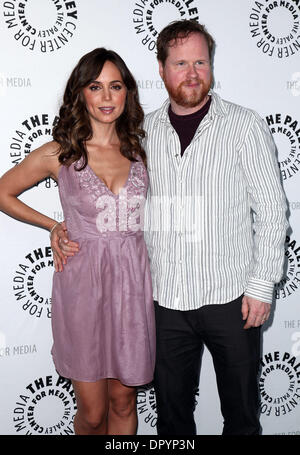 Apr 15, 2009 - Hollywood, California, Stati Uniti d'America - attrice Eliza Dushku & produttore Joss Whedon arrivando a Paley Fest 2009 - 'Dollhouse" tenutasi presso il Cinema Arclight. (Credito Immagine: © Lisa O'Connor/ZUMA Press) Foto Stock