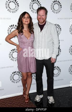 Apr 15, 2009 - Hollywood, California, Stati Uniti d'America - attrice Eliza Dushku & produttore Joss Whedon arrivando a Paley Fest 2009 - 'Dollhouse" tenutasi presso il Cinema Arclight. (Credito Immagine: © Lisa O'Connor/ZUMA Press) Foto Stock