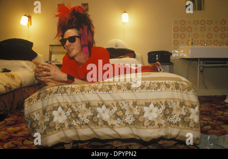 Tony James ritratto uomo di fronte alla band punk rock degli anni '80 Sigue Sigue Sputnik bed and breakfast hotel Newcastle upon Tyne. REGNO UNITO 1986 HOMER SYKES Foto Stock