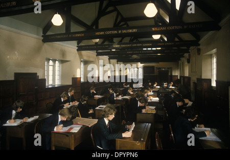Royal Grammar School di Guildford, Surrey. Ragazzi che lavorano nella biblioteca scolastica. Anni '1980 Regno Unito circa 1985 HOMER SYKES Foto Stock