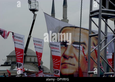 Mar 22, 2009 - Istanbul, Turchia - per le strade di Istanbul, come molte altre città turca, sono state decorate con partiti politici " bandiere e ritratti dei leader di partito prima delle elezioni locali che si terrà il 29 marzo. Le bandiere e gli striscioni ha ricevuto la reazione del pubblico come milioni di lire sono stati spesi in un periodo di crisi finanziaria. Il enviromentalists pronunciate anche la loro preoccupazione r Foto Stock