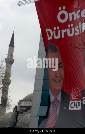 Mar 22, 2009 - Istanbul, Turchia - per le strade di Istanbul, come molte altre città turca, sono state decorate con partiti politici " bandiere e ritratti dei leader di partito prima delle elezioni locali che si terrà il 29 marzo. Le bandiere e gli striscioni ha ricevuto la reazione del pubblico come milioni di lire sono stati spesi in un periodo di crisi finanziaria. Il enviromentalists pronunciate anche la loro preoccupazione r Foto Stock