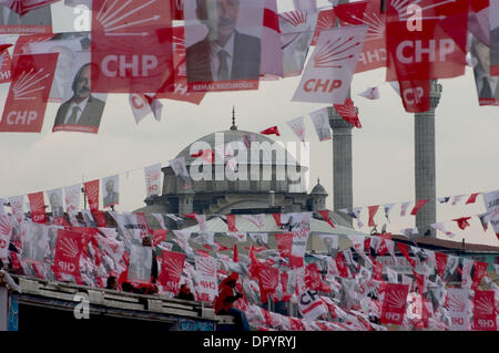 Mar 22, 2009 - Istanbul, Turchia - per le strade di Istanbul, come molte altre città turca, sono state decorate con partiti politici " bandiere e ritratti dei leader di partito prima delle elezioni locali che si terrà il 29 marzo. Le bandiere e gli striscioni ha ricevuto la reazione del pubblico come milioni di lire sono stati spesi in un periodo di crisi finanziaria. Il enviromentalists pronunciate anche la loro preoccupazione r Foto Stock