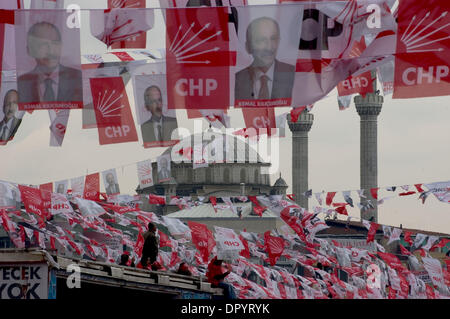 Mar 22, 2009 - Istanbul, Turchia - per le strade di Istanbul, come molte altre città turca, sono state decorate con partiti politici " bandiere e ritratti dei leader di partito prima delle elezioni locali che si terrà il 29 marzo. Le bandiere e gli striscioni ha ricevuto la reazione del pubblico come milioni di lire sono stati spesi in un periodo di crisi finanziaria. Il enviromentalists pronunciate anche la loro preoccupazione r Foto Stock