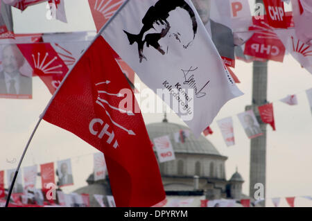 Mar 22, 2009 - Istanbul, Turchia - per le strade di Istanbul, come molte altre città turca, sono state decorate con partiti politici " bandiere e ritratti dei leader di partito prima delle elezioni locali che si terrà il 29 marzo. Le bandiere e gli striscioni ha ricevuto la reazione del pubblico come milioni di lire sono stati spesi in un periodo di crisi finanziaria. Il enviromentalists pronunciate anche la loro preoccupazione r Foto Stock