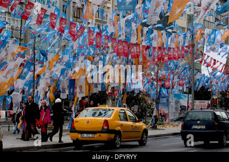 Mar 22, 2009 - Istanbul, Turchia - strade di Istanbul, come molte altre città turca, sono state decorate con partiti politici " bandiere e ritratti dei leader di partito prima delle elezioni locali che si terrà il 29 marzo. Le bandiere e gli striscioni ha ricevuto la reazione del pubblico come milioni di lire sono stati spesi in un periodo di crisi finanziaria. Il enviromentalists pronunciate anche la loro preoccupazione regar Foto Stock