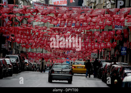 Mar 22, 2009 - Istanbul, Turchia - strade di Istanbul, come molte altre città turca, sono state decorate con partiti politici " bandiere e ritratti dei leader di partito prima delle elezioni locali che si terrà il 29 marzo. Le bandiere e gli striscioni ha ricevuto la reazione del pubblico come milioni di lire sono stati spesi in un periodo di crisi finanziaria. Il enviromentalists pronunciate anche la loro preoccupazione regar Foto Stock