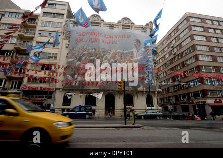 Mar 22, 2009 - Istanbul, Turchia - strade di Istanbul, come molte altre città turca, sono state decorate con partiti politici " bandiere e ritratti dei leader di partito prima delle elezioni locali che si terrà il 29 marzo. Le bandiere e gli striscioni ha ricevuto la reazione del pubblico come milioni di lire sono stati spesi in un periodo di crisi finanziaria. Il enviromentalists pronunciate anche la loro preoccupazione regar Foto Stock