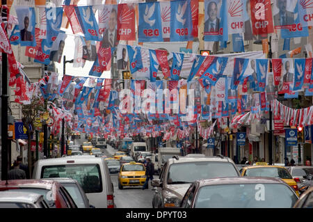 Mar 22, 2009 - Istanbul, Turchia - strade di Istanbul, come molte altre città turca, sono state decorate con partiti politici " bandiere e ritratti dei leader di partito prima delle elezioni locali che si terrà il 29 marzo. Le bandiere e gli striscioni ha ricevuto la reazione del pubblico come milioni di lire sono stati spesi in un periodo di crisi finanziaria. Il enviromentalists pronunciate anche la loro preoccupazione regar Foto Stock