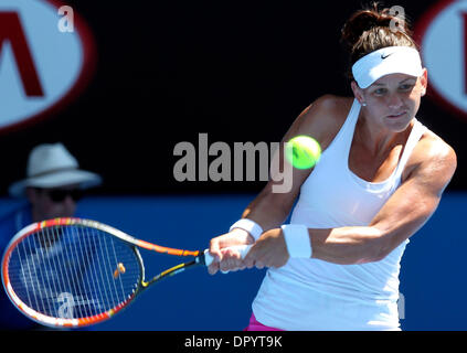 Melbourne. Xvii gen, 2014. Casey DELLACQUA di Australia restituisce la sfera durante le Donne Singoli Terzo turno match contro la Zheng Jie della Cina al 2014 Australian Open di tennis nel torneo di Melbourne a gennaio 17, 2014. Casey ha vinto 2-0. Credito: Jin Linpeng/Xinhua/Alamy Live News Foto Stock