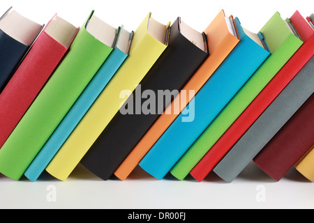 Libri colorati con un sacco di copyspace per il proprio testo sul dorso del libro Foto Stock