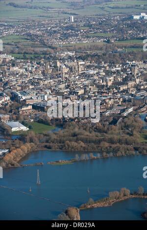 Oxford, Regno Unito. 14 gennaio 2014. Oxford in allagamento . Vista da Hinksey Hill verso l'Osney mead industrial estate LHS verso Oxford e Oxpens mostra il Tamigi nel diluvio Credito: Adrian arbib/Alamy Live News Foto Stock