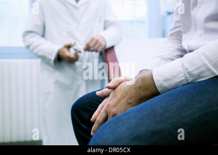 Uomo in consultazione, finestra di dialogo Foto Stock