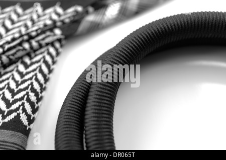 Ghutrah lungo con il agal e zucchetto di solito sono indossati da uomini come una testa-vestito in paesi arabi Foto Stock