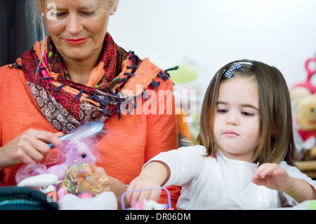 Persona anziana e il bambino Foto Stock