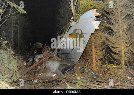 Kaisersesch, Germania. 16 gennaio, 2014. I detriti dal crash di un tedesco di Air Force Tornado jet da combattimento vicino autostrada A48 vicino a Kaisersesch, Germania, 16 gennaio 2014. Il pilota e copilota sono stati in grado di espellere prima l'aereo si è schiantato. Foto: Thomas Frey/dpa/Alamy Live News Foto Stock