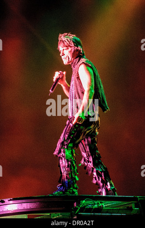 Bruce Dickinson - voce principale con Iron Maiden che si esibisce dal vivo al Leeds Festival 2005 Foto Stock