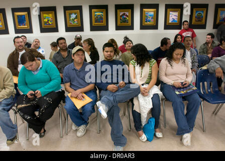 30 dic 2008 - Los Angeles, California, Stati Uniti d'America - linea Salvadorians fino al consolato salvadoregno a Los Angeles durante l'ultimo giorno per rinnovare il loro lo status di protezione temporanea. (Credito Immagine: © Leopolda Pena/ZUMA Press) Foto Stock