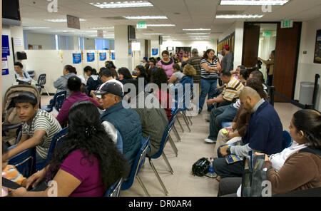 30 dic 2008 - Los Angeles, California, Stati Uniti d'America - linea Salvadorians fino al consolato salvadoregno a Los Angeles durante l'ultimo giorno per rinnovare il loro lo status di protezione temporanea. (Credito Immagine: © Leopolda Pena/ZUMA Press) Foto Stock