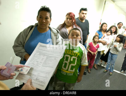 30 dic 2008 - Los Angeles, California, Stati Uniti d'America - linea Salvadorians fino al consolato salvadoregno a Los Angeles durante l'ultimo giorno per rinnovare il loro lo status di protezione temporanea. (Credito Immagine: © Leopolda Pena/ZUMA Press) Foto Stock