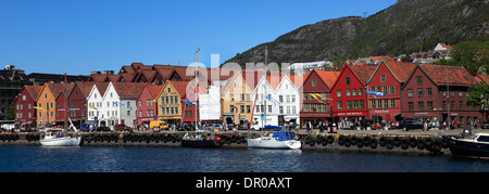 In legno antico edifici anseatica facente parte di Bryggen, un sito Patrimonio Mondiale dell'UNESCO, la città di Bergen, Norvegia, Scandinavia Foto Stock