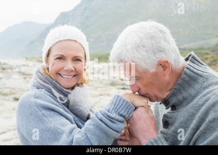 Senior baciare uomo donna felice la mano Foto Stock