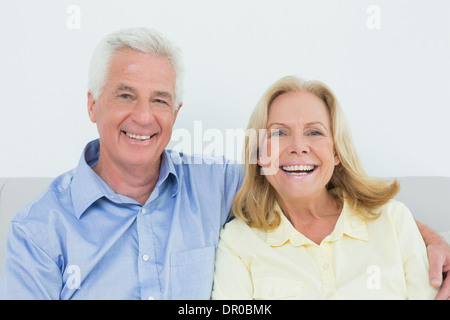 Allegro amorevole coppia senior seduto sul divano Foto Stock
