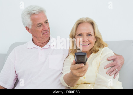 Coppia senior di guardare la televisione Foto Stock