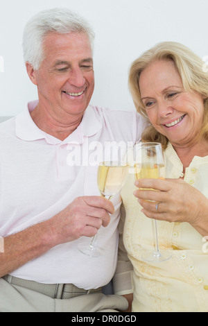 Allegro coppia senior di tostatura flauti champagne Foto Stock