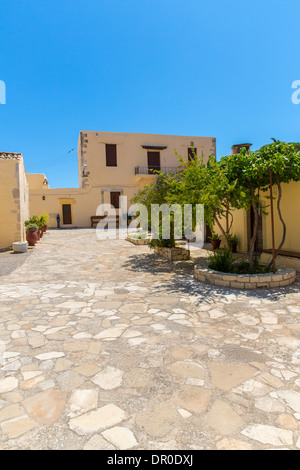 Monastero (convento) nella valle di Messara a Creta in Grecia. Messara - è la più vasta pianura a Creta Foto Stock