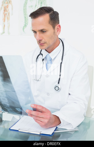 Concentrato medico maschio guardando a raggi x immagine Foto Stock
