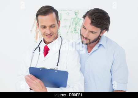 Medico maschio discutendo relazioni con il paziente Foto Stock