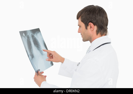 Concentrato medico maschio guardando a raggi x foto di polmoni Foto Stock