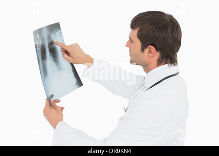 Concentrato medico maschio guardando a raggi x foto di polmoni Foto Stock
