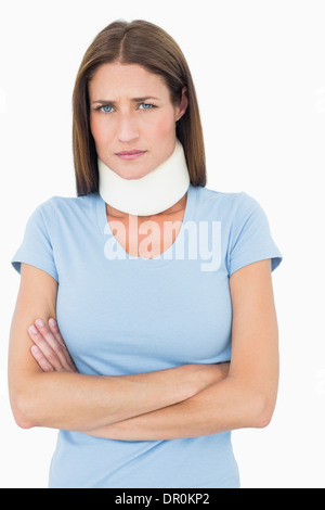 Ritratto di una giovane donna che indossa il collare cervicale Foto Stock