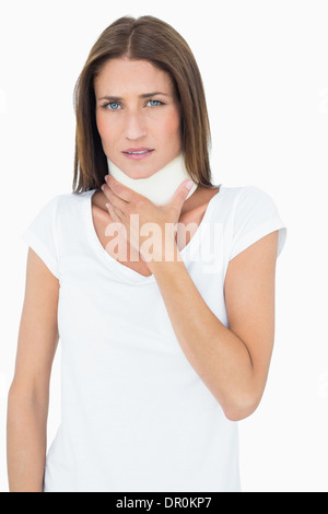Ritratto di una giovane donna che indossa il collare cervicale Foto Stock