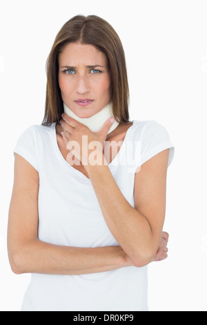 Ritratto di una giovane donna che indossa il collare cervicale Foto Stock