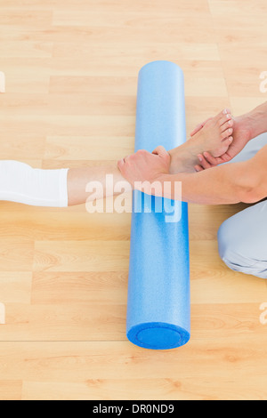 Fisioterapista esaminando una gamba womans Foto Stock
