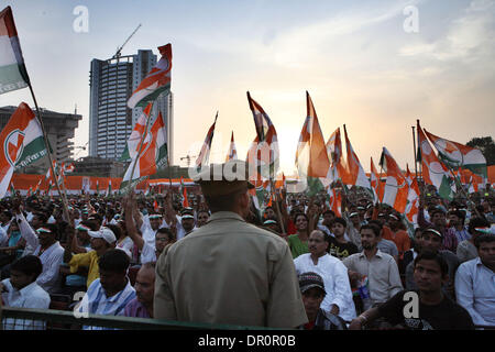 Maggio 05, 2009 - New Delhi, India - India con la sua sentenza il partito del Congresso sostenitori gridare slogan durante un comizio elettorale alla fine della seconda fase di polling. (Credito Immagine: © Pankaj Nangia/ZUMA Press) Foto Stock